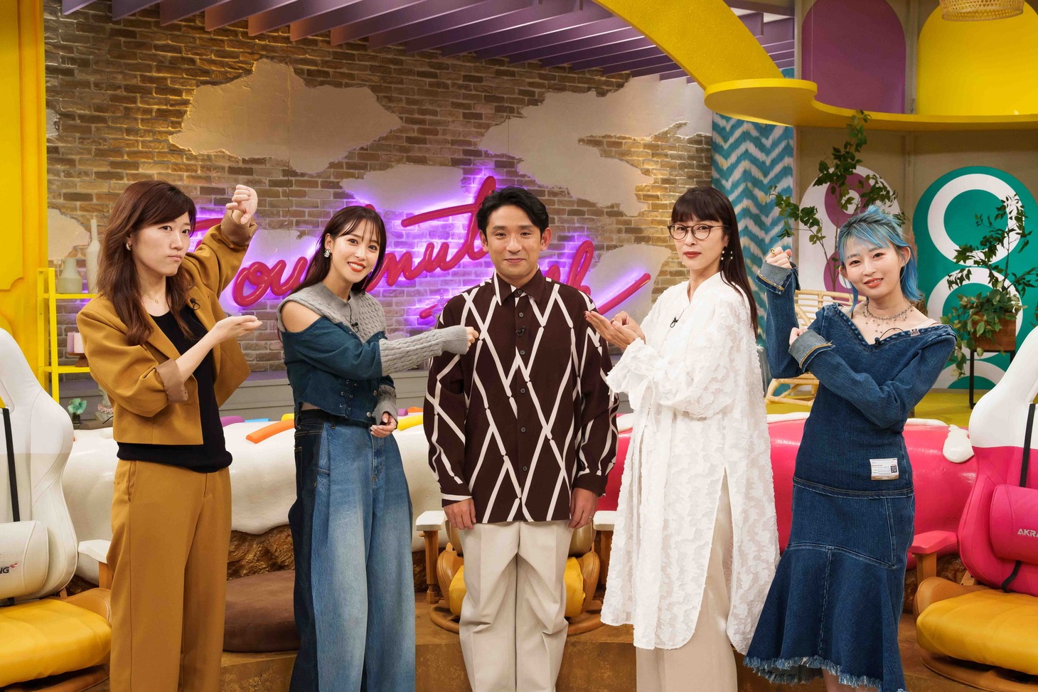 左から、ヒコロヒー、鷲見玲奈、アルコ＆ピース酒井、水野美紀、PORIN。(c)CBC