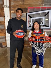 左から八村塁、ロッチ中岡。(c)日本テレビ