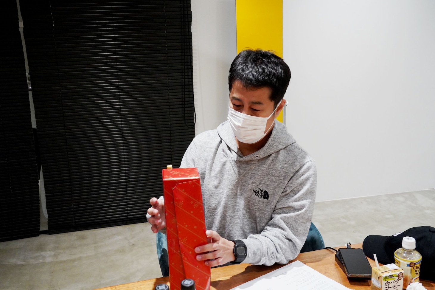 プレゼントを受け取るウエストランド井口。