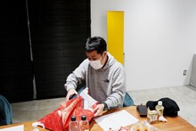 包装紙をはがすウエストランド井口。