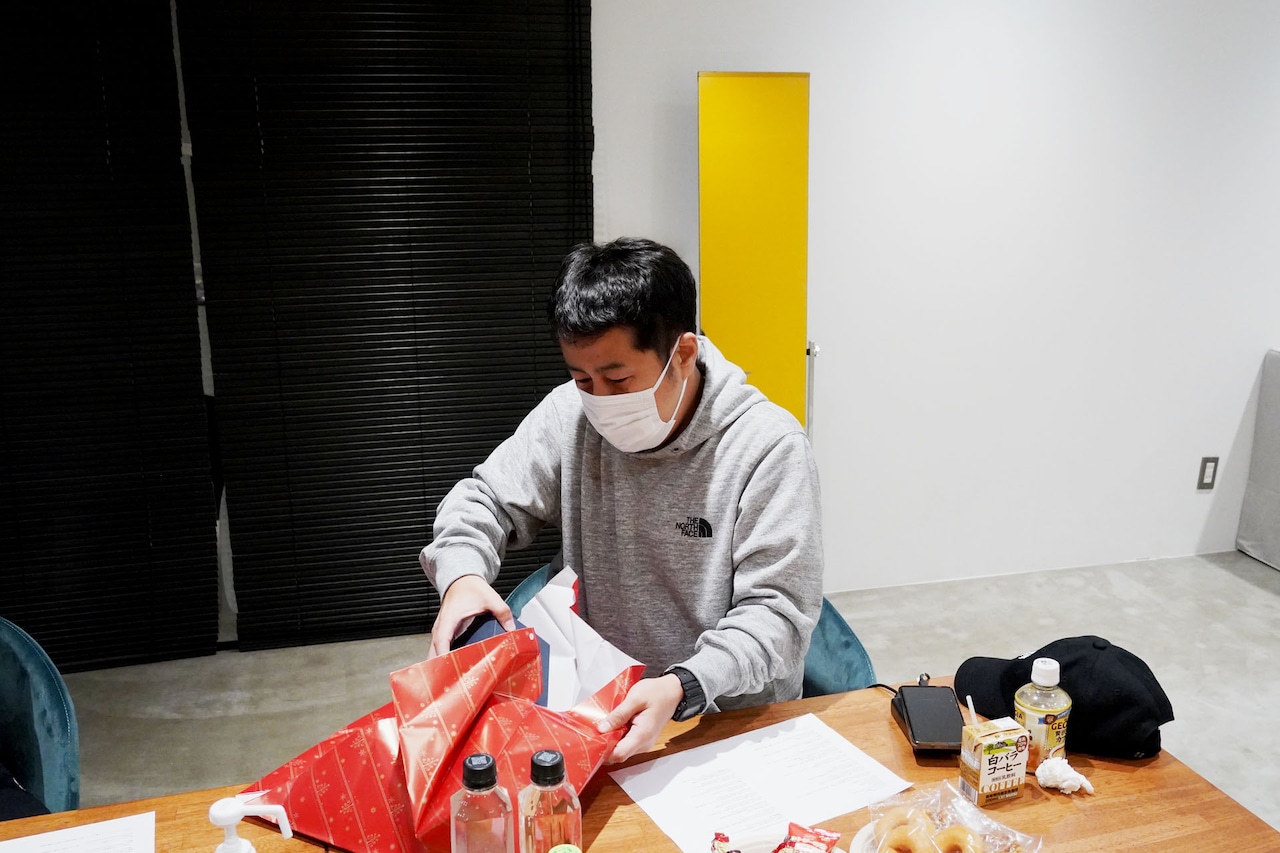 包装紙をはがすウエストランド井口。