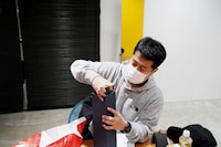 箱を開けるウエストランド井口。