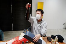 箱に入っていた瓶を取り出すウエストランド井口。