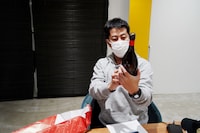 瓶に書いてある文字を確認するウエストランド井口。