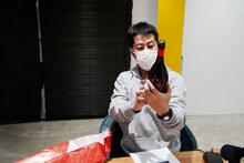 瓶に書いてある文字を確認するウエストランド井口。