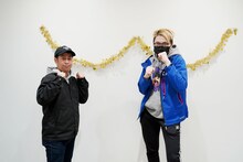 ウエストランド井口（左）と作家・飯塚大悟（右）。