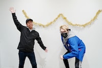 ウエストランド井口（左）と作家・飯塚大悟（右）。