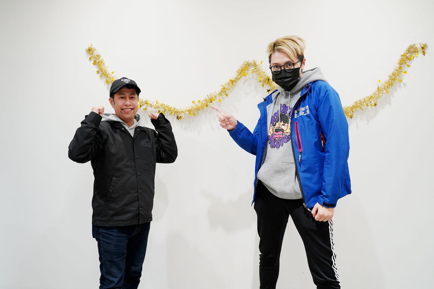 ウエストランド井口（左）と作家・飯塚大悟（右）。