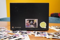 「ライブ!!今月のお笑い」シールをPCに貼るとこんな感じに。