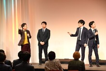 「M-1」決勝進出者発表会見で、キュウの話にツッコミを入れるウエストランド井口（左端）。