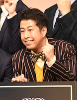 会見後のフォトセッションに臨むウエストランド井口。