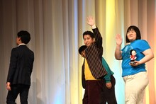 退場時、こちらに手を振るウエストランド井口とヨネダ2000。