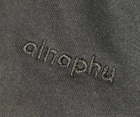 パーパーあいなぷぅの刺繍入りスウェット。