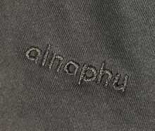 パーパーあいなぷぅの刺繍入りスウェット。