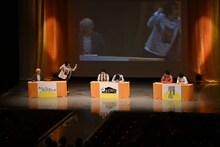 M-1決勝進出を喜んでみせる真空ジェシカ川北（左から2人目）と、準決勝での敗退にうなだれるオズワルド伊藤（右から3人目）。(c)TBSラジオ