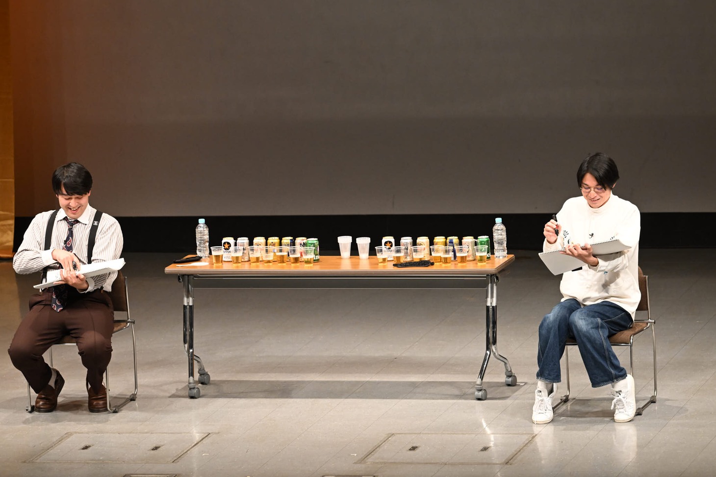 「利きビール大喜利」に臨む（左から）オズワルド畠中と空気階段かたまり。(c)TBSラジオ