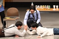 腕相撲で決着をつけるオズワルド畠中と空気階段かたまり。(c)TBSラジオ