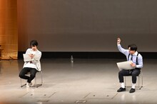 「利きビール大喜利」の予定だったが急遽大喜利だけに臨むことになった（左から）真空ジェシカ川北とオズワルド伊藤。(c)TBSラジオ