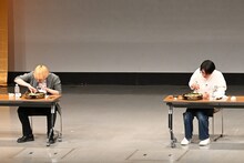 大食い対決に挑む（左から）真空ジェシカ・ガクと空気階段かたまり。(c)TBSラジオ