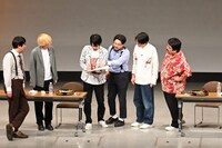 大食い対決の最終的な集計方法が複雑になったため、川北（左から3人目）が率先して数式を整理する場面。(c)TBSラジオ