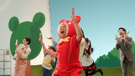 CM「ちょうどいいよ！てっちゃんプチクマ」編の撮影中の様子。