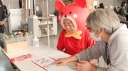 CM「ちょうどいいよ！てっちゃんプチクマ」編の撮影中の様子。