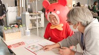 CM「ちょうどいいよ！てっちゃんプチクマ」編の撮影中の様子。