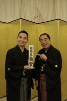 左から三遊亭とむ、三遊亭好楽。