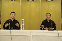 左から三遊亭とむ、三遊亭好楽。