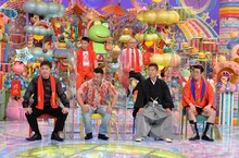 「アントニオ猪木スゴイぞ芸人」の（前列左から）くりぃむしちゅー有田、ケンドーコバヤシ、勝俣州和、古坂大魔王、（後列左から）ますだおかだ増田、ユリオカ超特Q。(c)テレビ朝日