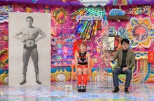 左から、アントニオ猪木のパネルと、フワちゃん、土田晃之。(c)テレビ朝日