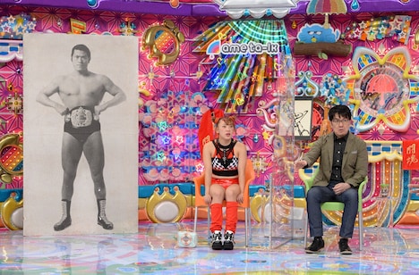 左から、アントニオ猪木のパネルと、フワちゃん、土田晃之。(c)テレビ朝日