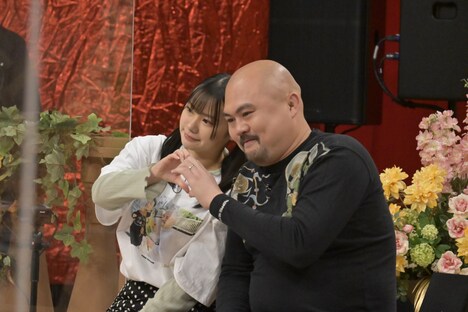 左から鬼越トマホーク坂井、早乙女ゆみの。(c)読売テレビ