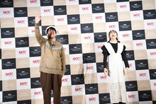 上の階に集まっているファンに手を振る蛙亭。