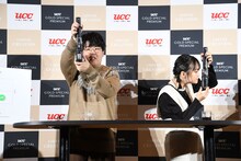 挽きたてコーヒーの香りを楽しむ蛙亭イワクラ（右）。