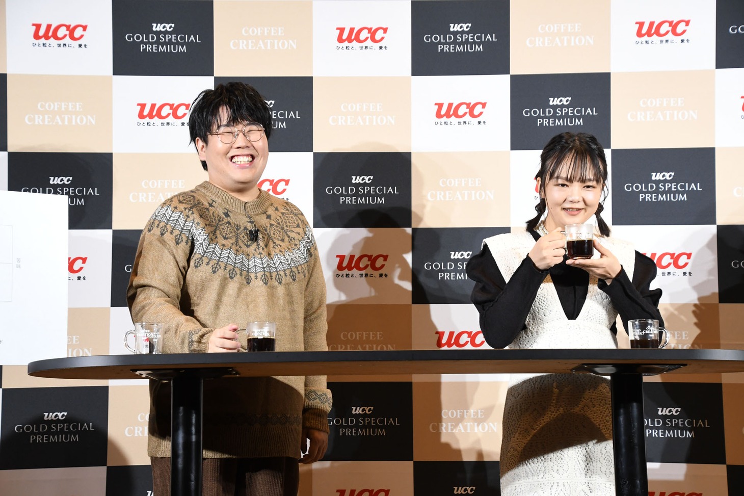 マイブレンド体験で飲み比べをする蛙亭。