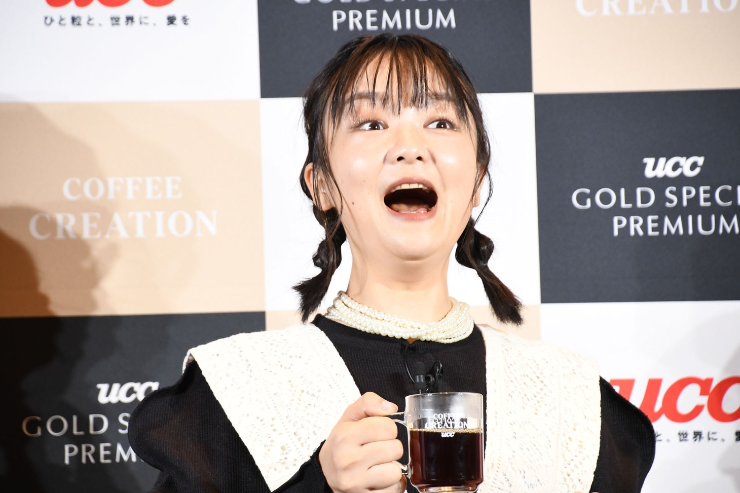 自らチョイスしたブレンドコーヒーに「うまい！」と驚く蛙亭イワクラ。