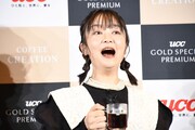 自らチョイスしたブレンドコーヒーに「うまい!」と驚く蛙亭イワクラ。