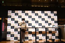 イベント終了後も1人でコーヒーを飲んでいる蛙亭・中野。