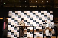 降壇してこない相方・中野（左）を迎えに来る蛙亭イワクラ。