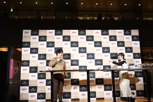 降壇してこない相方・中野（左）を迎えに来る蛙亭イワクラ。