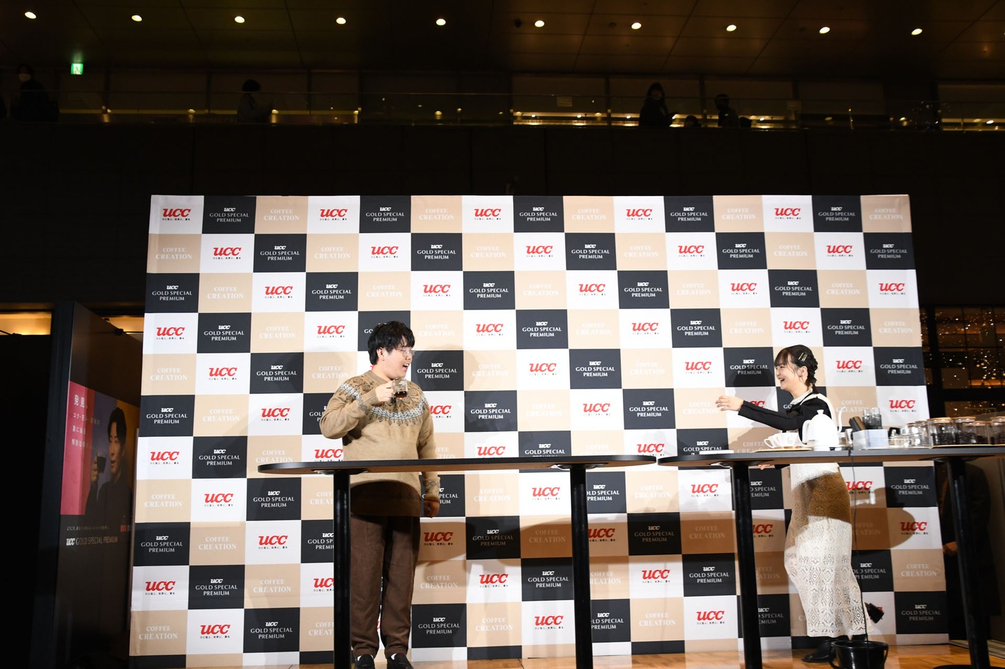 降壇してこない相方・中野（左）を迎えに来る蛙亭イワクラ。