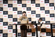 改めて挨拶する蛙亭イワクラ（右）と、まだコーヒーを飲んでいる蛙亭・中野（左）。