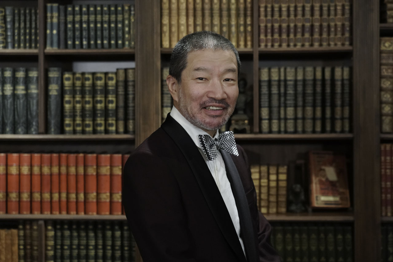 インタビュアーの木村祐一。