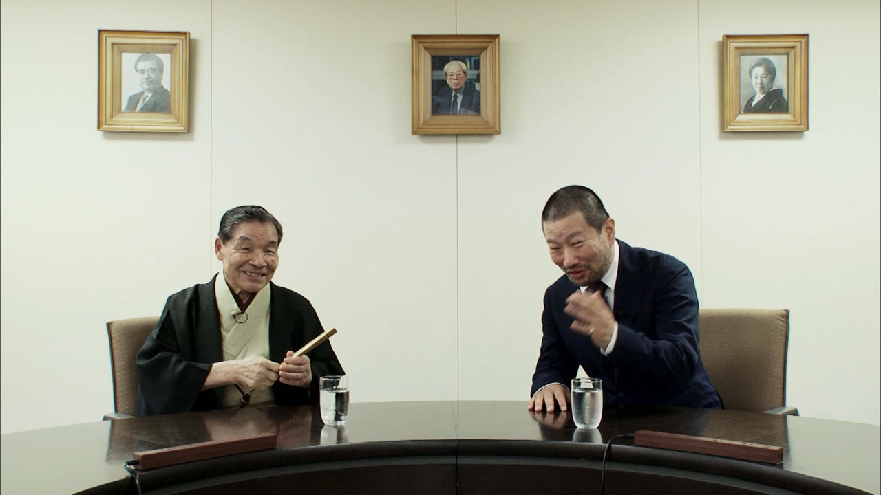 笑福亭仁鶴と木村祐一（右）。