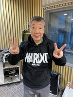 「笑福亭鶴光プルオーバーパーカ（ミッドナイトブラック）」を着用した笑福亭鶴光。