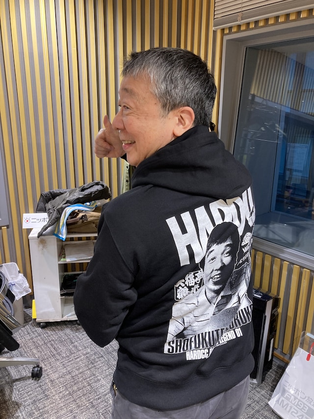 「笑福亭鶴光プルオーバーパーカ（ミッドナイトブラック）」を着用した笑福亭鶴光。