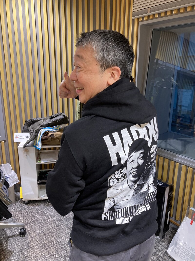 「笑福亭鶴光プルオーバーパーカ（ミッドナイトブラック）」を着用した笑福亭鶴光。