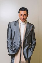 プロデューサー・栗田淳一を演じる大東駿介。