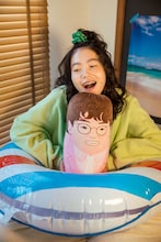 「よしもとコラボ マユリカの魚肉ソーセージクッション」（中谷）